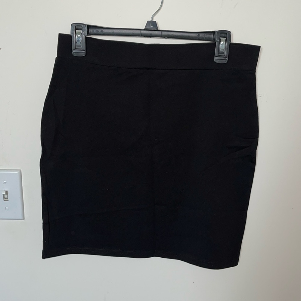 H&M size M short black skirt